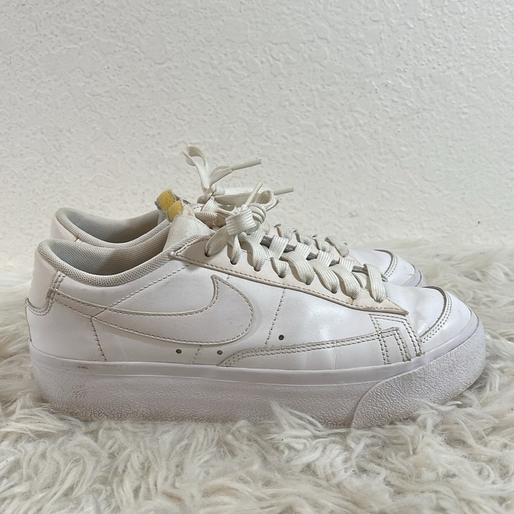 Nike Women's Blazer Low Platform Triple White Leather Sneaker Size 8 - Picture 2 of 12